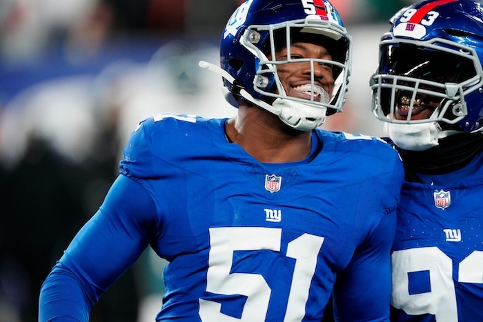 New York Giants linebacker Azeez Ojulari smirks.