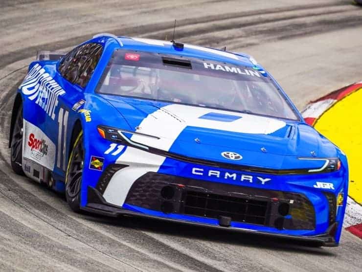 cup denny hamlin rcing at martinsville spring (1)
