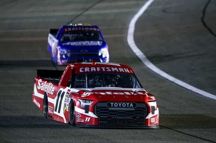 truck corey heim races Larson at Homestead (1)