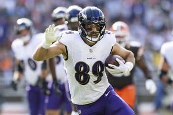 Mark Andrews carrier the ball.