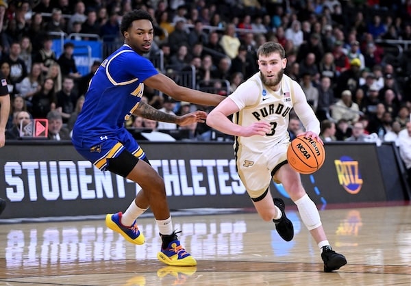 Braden Smith dribble the ball.