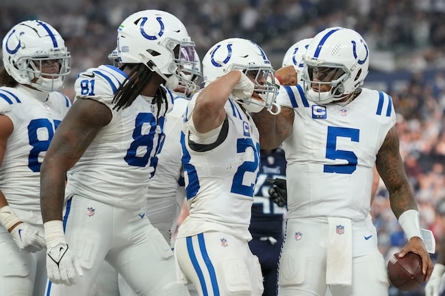 Indianapolis Colts quarterback Anthony Richardson flexes with his teammates.
