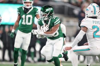 New York Jets running back Breece Hall runs the ball.