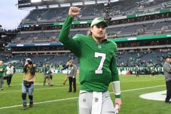 Philadelphia Eagles quarterback Kenny Pickett puts his arm up.