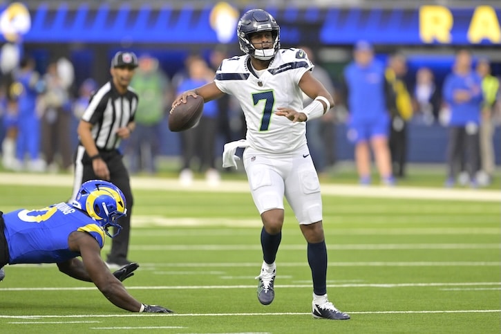 Geno Smith readies to throw the ball.