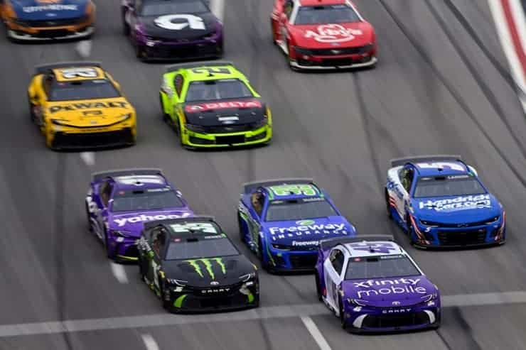 cup cars racing at dega (1)