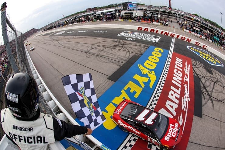 cup denny hamlin checkered flag darlington (1)