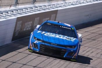 cup kyle larson races at Kansas spring (1)