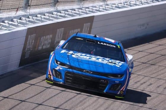 cup kyle larson races at Kansas spring (1)