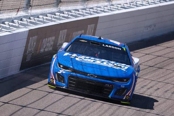 cup kyle larson races at Kansas spring (1)