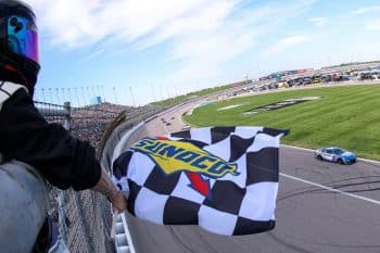 cup larson checkered flag at kanas (1)