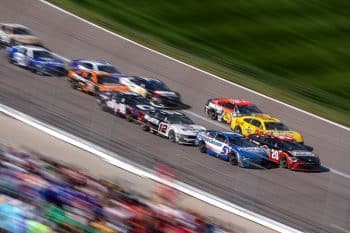 cup larson others race at kansas (1)