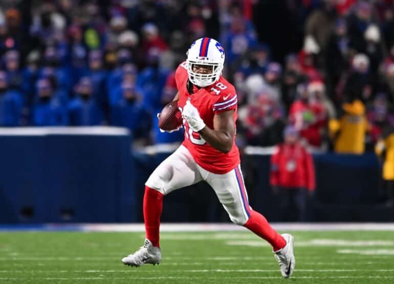 Amari Cooper runs the ball.