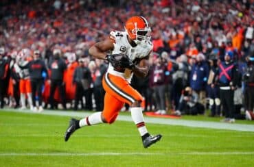 Nick Chubb holds the ball and runs.