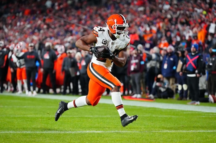 Nick Chubb holds the ball and runs.