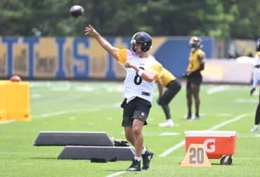 Aaron Rodgers throws the ball.