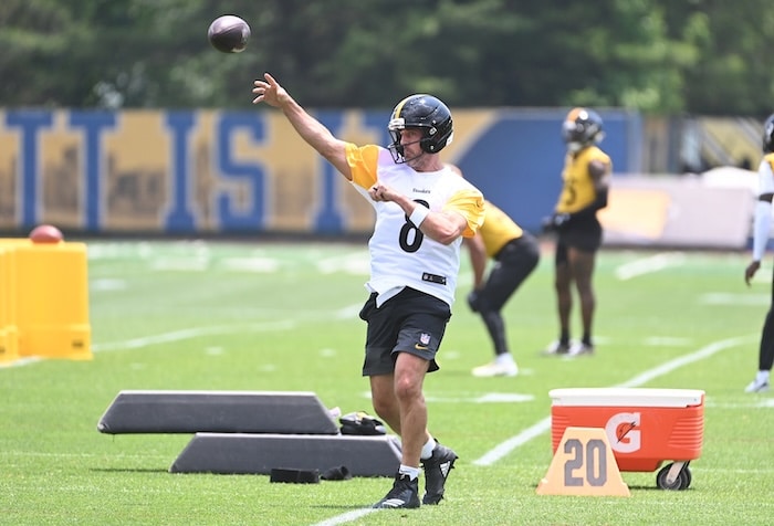 Aaron Rodgers throws the ball.