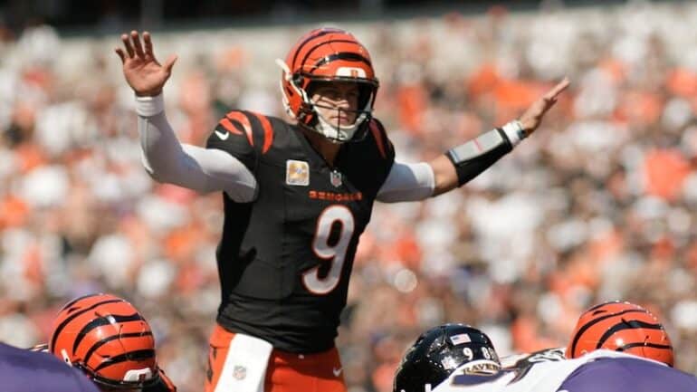 Joe Burrow puts his hands up.