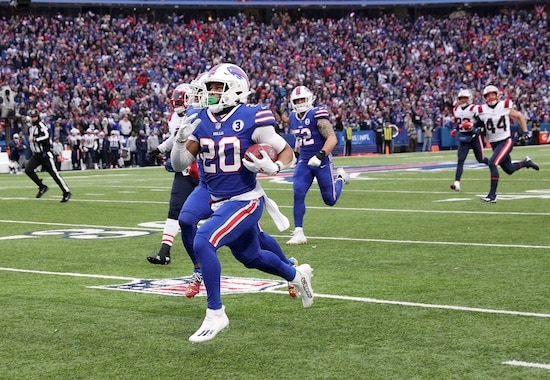 Bills' Nyheim Hines runs the ball.