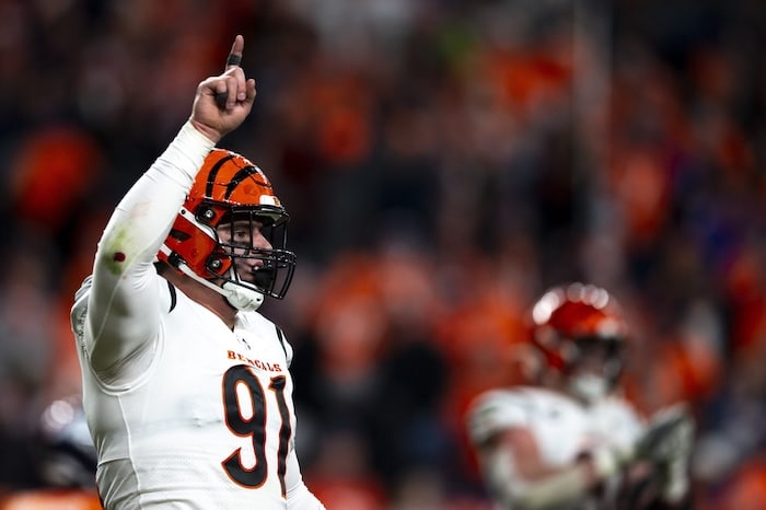 Cincinnati Bengals defensive end Trey Hendrickson puts his finger in the air.
