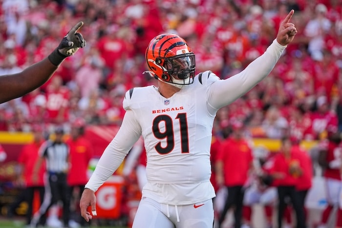 Cincinnati Bengals star Trey Hendrickson puts his arm up.