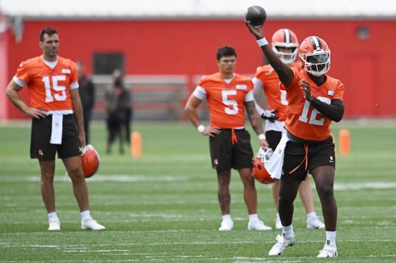 Sheduer Sanders throws a ball.
