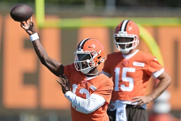 Shedeur Sanders throws the ball.