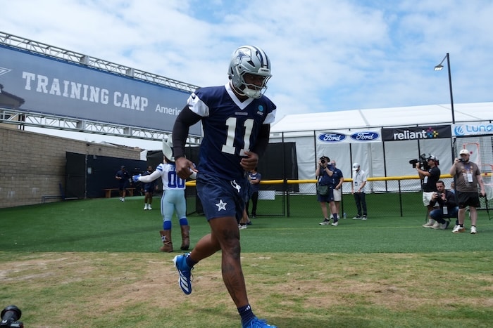 Micah Parsons runs onto the field.