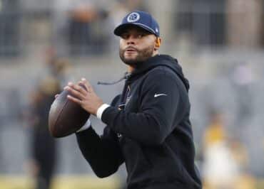 Dak Prescott throws the ball.