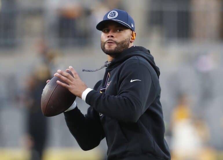 Dak Prescott throws the ball.