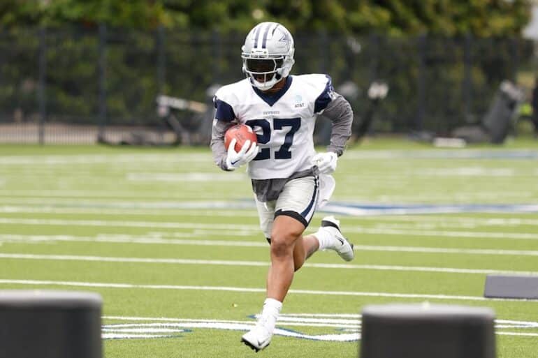 Miles Sanders runs the ball.
