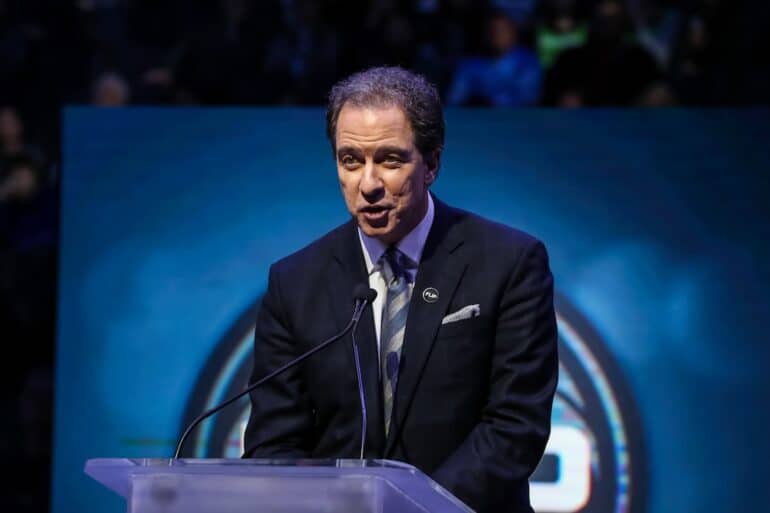 Kevin Harlan speaks into a mic.
