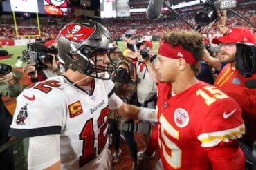 Tom Brady and Patrick Mahomes greet.