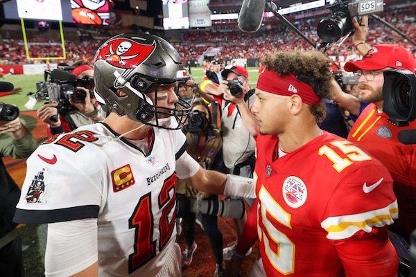 Tom Brady and Patrick Mahomes greet.
