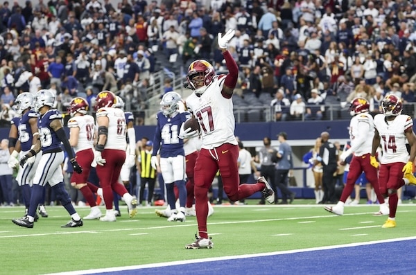 Terry McLaurin runs the ball on the field.