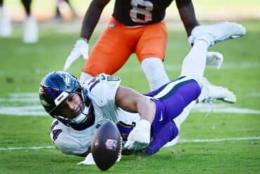 Baltimore Ravens safety Kyle Hamilton dives for a ball.