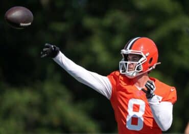 Kenny Pickett throws the ball.