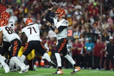 Joe Burrow throws the ball.