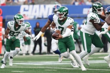 Justin Fields hands the ball off.