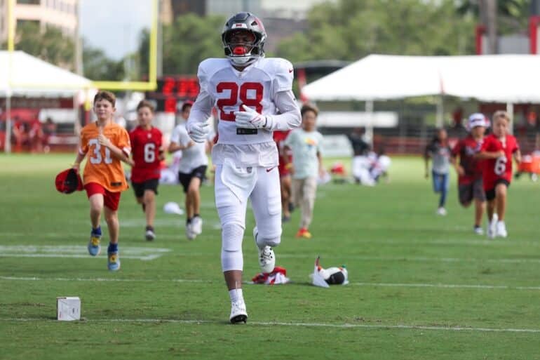Shilo Sanders runs on the field.