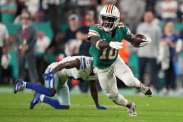 Tyreek Hill runs with the ball.