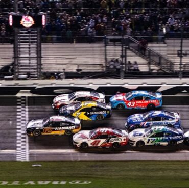 Kyle Larson, Denny Hamlin Earn Top NASCAR Cup Series Drivers’ Title Odds; Ryan Blaney Achieves Rare Superspeedway Feat