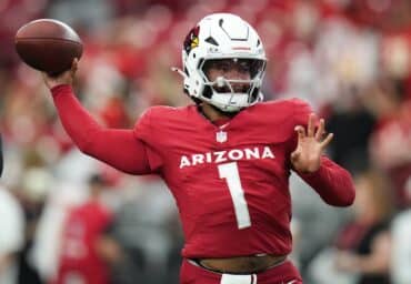 Kyler Murray sets up to throw a ball.