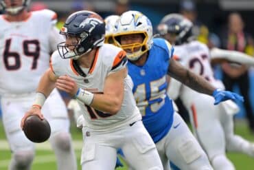 Bo Nix runs the ball.