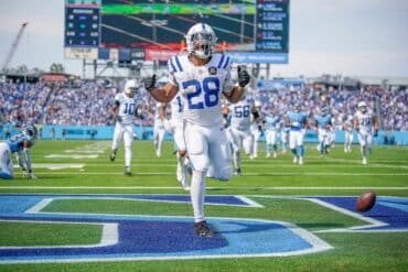 Jonathan Taylor runs the ball.