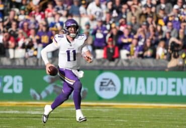 Carson Wentz runs the ball.