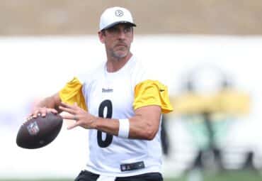 Aaron Rodgers goes to throw the ball.