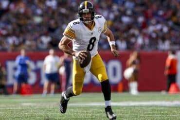 Aaron Rodgers runs with the ball.