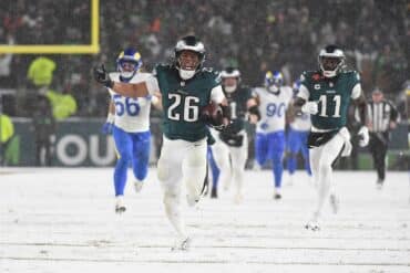 Saquon Barkley runs the ball.