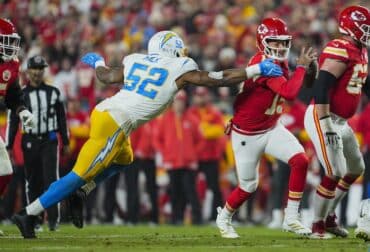 Khalil Mack dives for Patrick Mahomes.